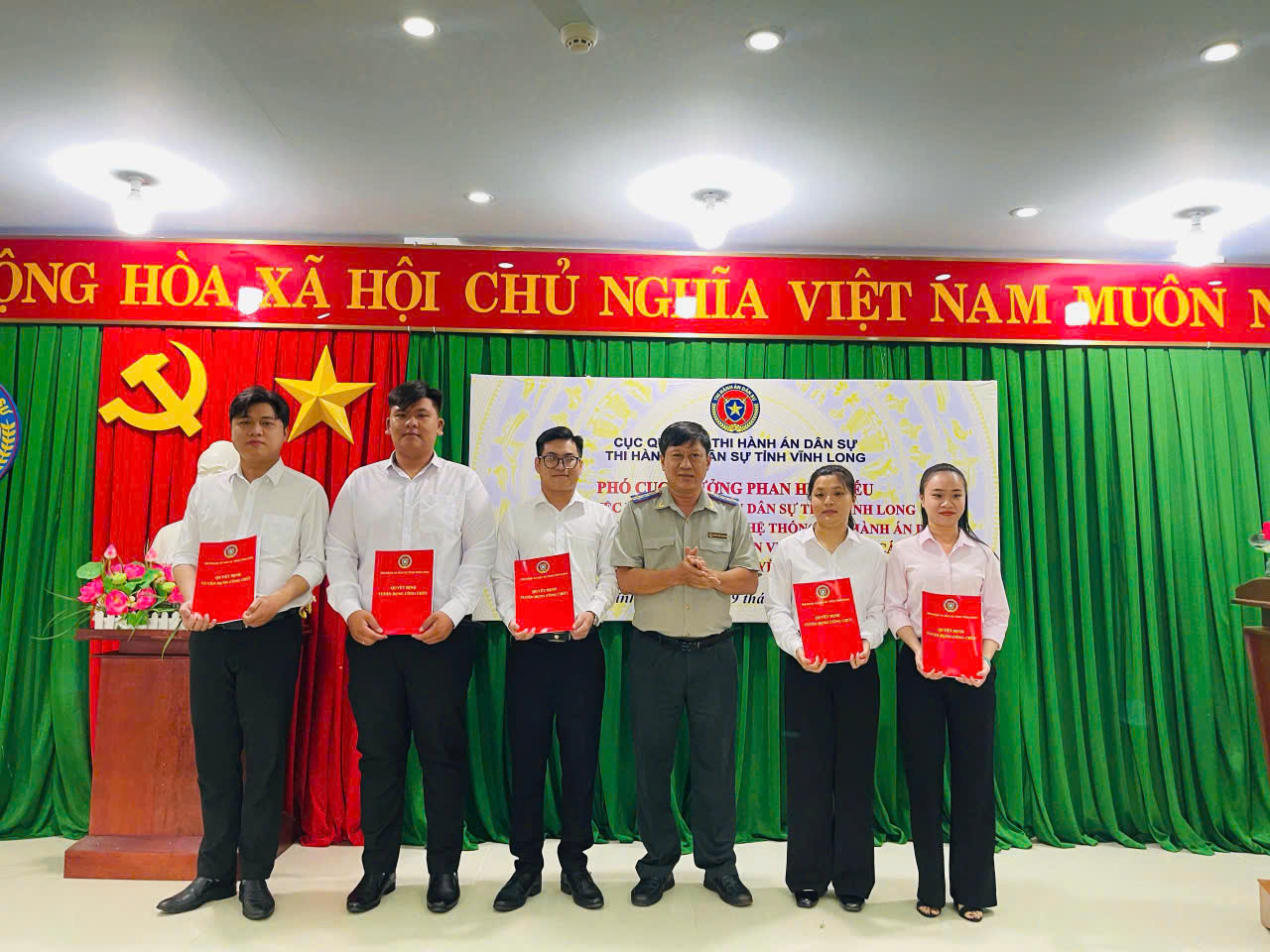 Ảnh đại diện Thi hành án dân sự tỉnh Vĩnh Long tổ chức lễ công bố và trao các quyết định về công tác cán bộ