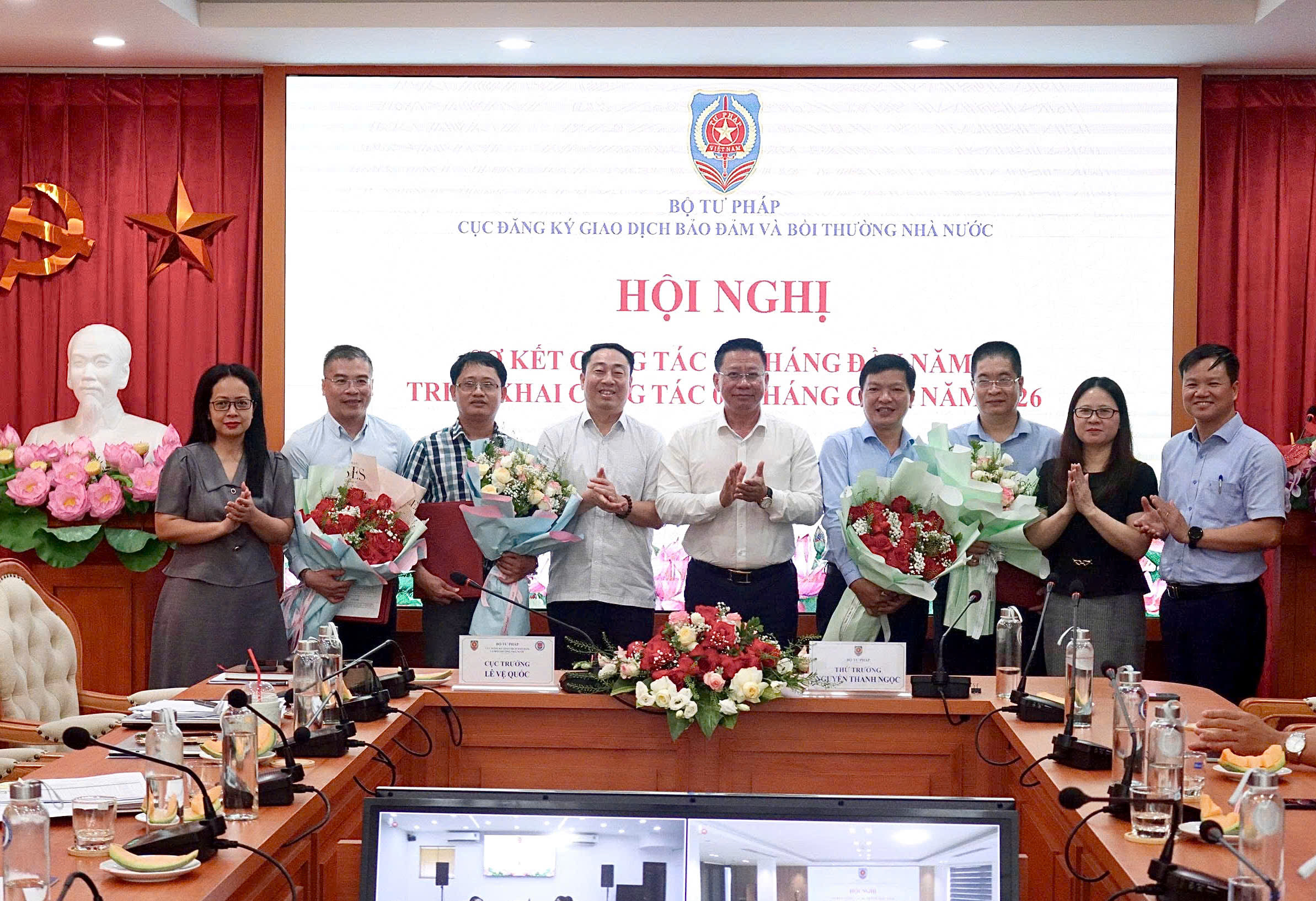 Thứ trưởng Nguyễn Thanh Ngọc và Cục trưởng Cục Đăng ký giao dịch bảo đảm và Bồi thường nhà nước Lê Vệ Quốc trao Quyết định cho các đồng chí được bổ nhiệm.
